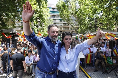 Santiago Abascal y Macarena Olona, en el acto de precampaña de su partido en Granada, este sábado.