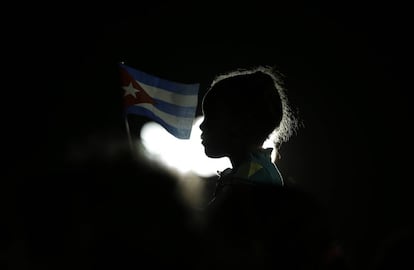 Una niña en el homenaje a Fidel Castro en Santiago de Cuba.