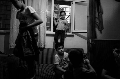Hesham, de 13 años (en el centro), con sus hermanos: Mohammed (14 años, a la derecha), Youssef (10, a la izquierda) y Nour (7, arriba en el centro), en la casa donde viven en el distrito Bağcılar. Hisham, Mohammed y Youssef trabajan todos en el mismo taller.