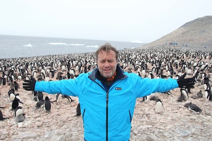 Paco Nadal, con unos amigos pingüinos.