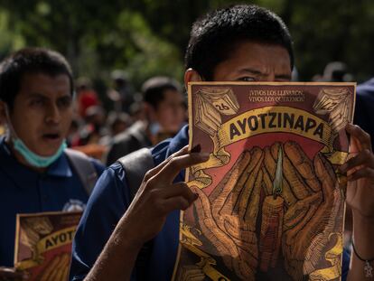 Un joven manifestante mira de reojo durante la marcha que marcó los ocho años desde la desaparición de los 43 normalistas de Ayotzinapa, este 26 de septiembre en Ciudad de México.