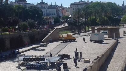 Montaje del escenario en el muelle de la Sal