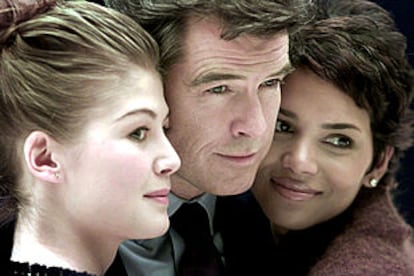 Brosnan, en el centro, con Rosamund Pike (izquierda) y Halle Berry (derecha), dos nuevas <i>chicas Bond</i>.