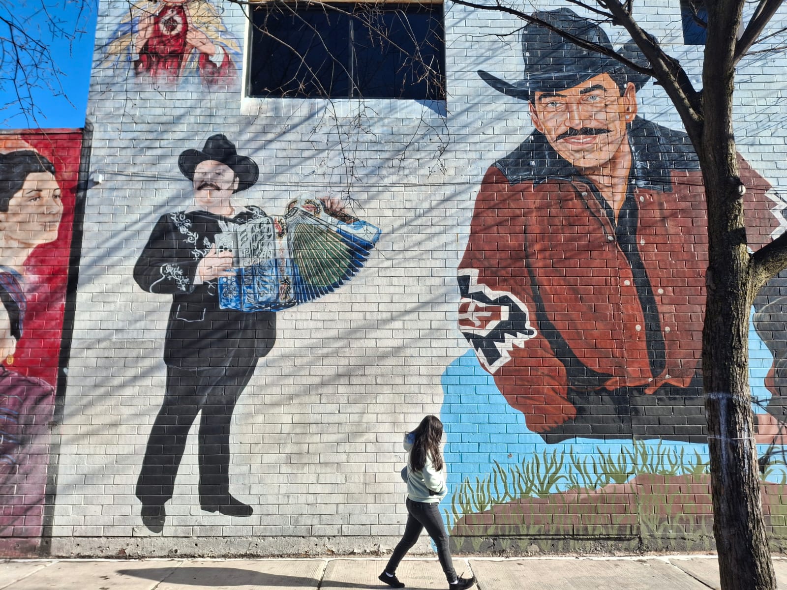 Un mural con imágenes de cantantes mexicanos en el barrio Pilsen, en Chicago.