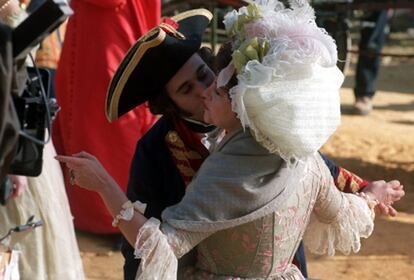 Jordi Mollá y Estefanía Sandrelli, durante el rodaje en Jerez de la Frontera de la película 'Volaverunt'