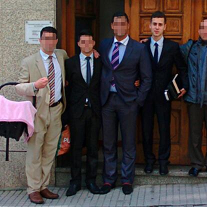 "Samuel (segundo por la derecha) y su padre (centro), con otros fieles de la Congregación Cristiana en España, en la calle Pardo de Cela de A Coruña.
