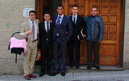 Samuel (segundo por la derecha) con otros fieles de la Congregación Cristiana en España, en la calle Pardo de Cela de A Coruña.