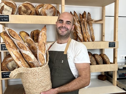 Pablo Rodríguez, con las baguettes que elabora en su obrador, en San Pedro de Alcántara (Marbella).