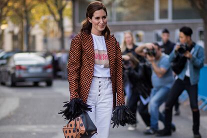 Gala González luciendo la camiseta 'Made in Spain' en la semana de la moda de París.