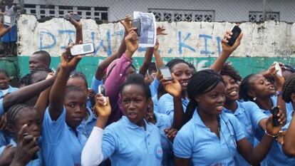 J&oacute;venes en Liberia se apuntan al servicio de interacci&oacute;n v&iacute;a m&oacute;viles creado por UNICEF.