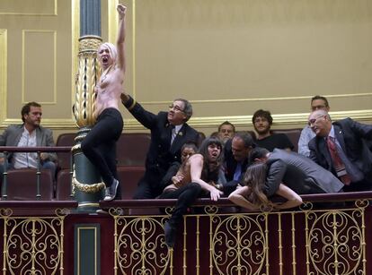 Cinco ujieres han sido necesarios para desmontar la protesta de las tres activistas de Femen.