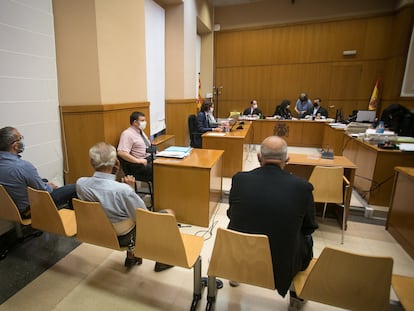 El concejal del PSC Juan Carlos Ramos, a la izquierda, durante el juicio por favorecer a los clanes de La Mina.