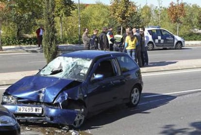 Estado del coche que ha atropellado a la mujer fallecida en Vicálvaro, después de llevarse por delante un semáforo, un árbol, saltarse la mediana e impactar contra otro coche que venía en sentido contrario.