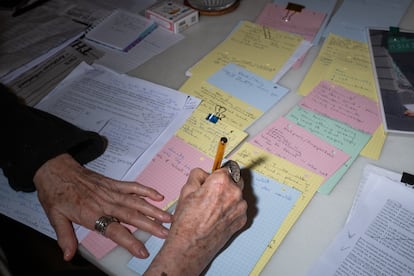 Marjorie realiza anotaciones para el diario que ha comenzado a escribir.