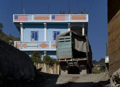 Esta serie del artista guatemalteco sobre los edificios construidos en suelo rural con el dinero de los emigrantes en Estados Unidos se muestra en la Real Academia de Bellas Artes de San Fernando, en Madrid.