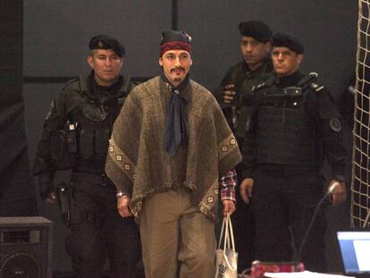 El líder mapuche Jones Huala ingresa en marzo pasado al tribunal de Bariloche que autorizó su extradición a Chile.