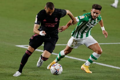 Benzema trata de regatear a Álex Moreno este sábado en el partido entre el Betis y el Real Madrid en el Benito Villamarín.