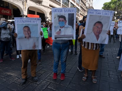 Vecinos de Xoxocotla, en una marcha en Cuernavaca contra la violencia en el municipio, en abril.