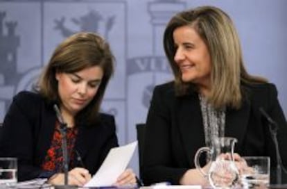 La vicepresidenta del Gobierno, Soraya S&aacute;enz de Santamar&iacute;a (izquierda), junto a la ministra de Empleo, F&aacute;tima B&aacute;&ntilde;ez (derecha), durante la rueda de prensa posterior a la reuni&oacute;n del Consejo de Ministros del viernes, 21 de diciembre de 2013.