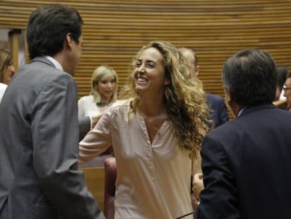 La candidata de Ciudadanos a la presidencia de la Generalitat, Carolina Punset, (una de las caras nuevas) saluda al popular Vicente Betoret.