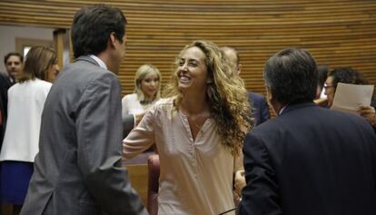 La candidata de Ciudadanos a la presidencia de la Generalitat, Carolina Punset, (una de las caras nuevas) saluda al popular Vicente Betoret.