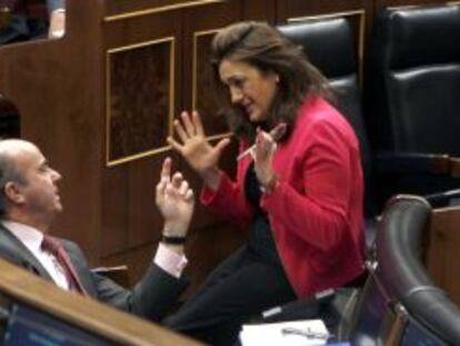 El ministro de Economía, Luis de Gindos, conversa con la portavoz socialista en el Congreso, Soraya Rodríguez.