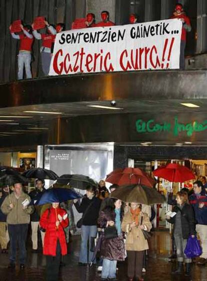 Jóvenes de la izquierda <i>abertzale</i> protestan contra la sentencia del Supremo en el centro de Bilbao.