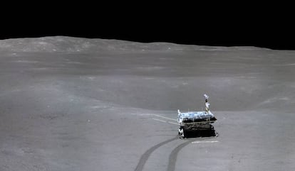 Foto do veículo 'Yutu-2' tirada do módulo de aterrissagem da missão ‘Chang’E-4’.