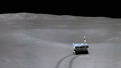 Foto do veículo 'Yutu-2' tirada do módulo de aterrissagem da missão ‘Chang’E-4’.