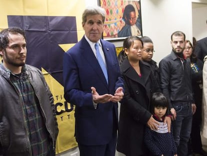 John Kerry visita un centro de refugiados tras anunciar un programa para centroamericanos