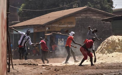 Manifestantes en contra del Gobierno de Guinea se enfrentan a la policía antidisturbios en las calles de Conakry el pasado 19 de febrero.