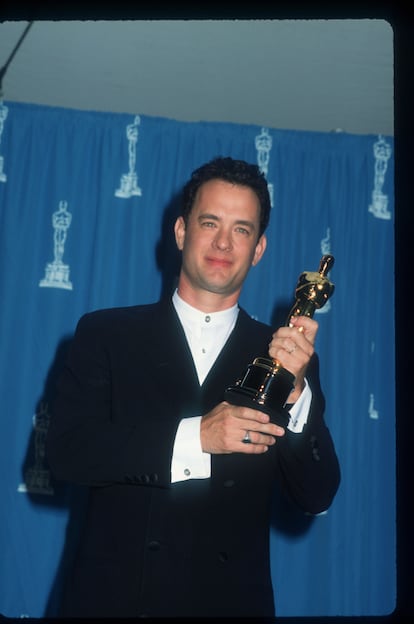 Tom Hanks posa con el Oscar que ganó en 1995 por 'Forrest Gump'.