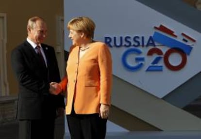 La canciller alemana, Angela Merkel, es recibida por el presidente ruso, Vladimir Putin, a su llegada a la cumbre del G20 que se celebra en el Palacio de Constantino de San Petersburgo.