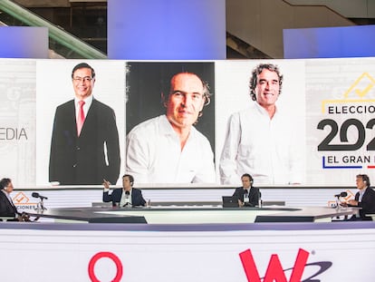 Los tres candidatos en el debate de Prisa Media: Gustavo Petro, Roberto Pombo (presentador), Federico Gutiérrez y Sergio Fajardo.