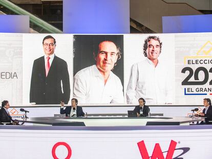 Los tres candidatos en el debate de Prisa Media: Gustavo Petro, Roberto Pombo (presentador), Federico Gutiérrez y Sergio Fajardo.