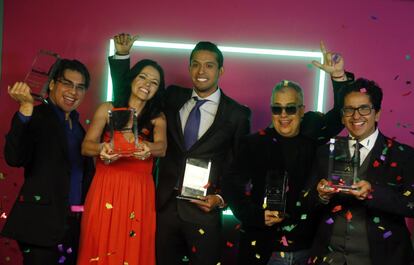 La familia del fallecido Juan Gabriel posa junto a los cinco premios que recibió el cantante, entre ellos el de Artista del año.