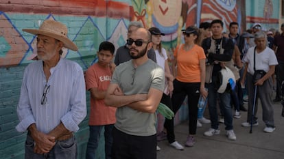 Habitantes de Xochimilco (Ciudad de México) se forman para votar en la elección del 2 de junio.