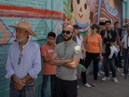 Habitantes de Xochimilco (Ciudad de México) se forman para votar en la elección del 2 de junio.