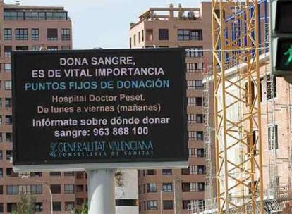 Panel electrónico de la Consejería de Sanidad, valorado en 593.000 euros, situado a la entrada de Valencia.