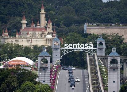 La caravana de automóviles que transporta al líder norcoreano, Kim Jong-un abandona el Hotel Capella en la isla de Sentosa tras la cumbre con el presidente de los Estados Unidos.