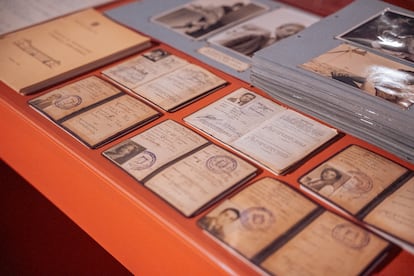 Parte de la exposición 'Los 100 metros libres: Vida y milagros de la Escuela de Cine (1947-1976)', en la Sala de exposiciones de Filmoteca Española.