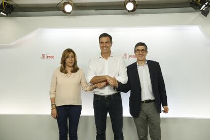 El nuevo Secretrio General del PSOE Pedro Sánchez estrecha la mano a Susana Díaz y a Patxi López tras conocerse los resultados finales de las primarias del partido.