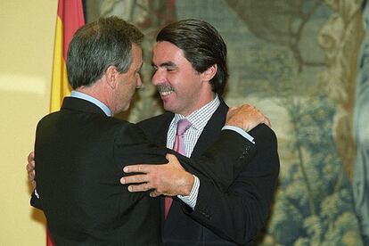 Aznar y Dezcallar, durante la jura de éste como director del Cesid (actual CNI), en junio de 2001.