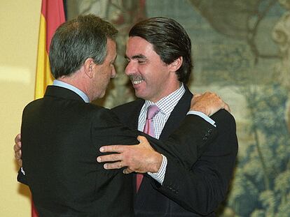 Aznar y Dezcallar, durante la jura de éste como director del Cesid (actual CNI), en junio de 2001.