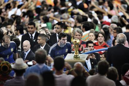 A imagem do fotógrafo chinês Bao Tailing ganhou o prêmio máximo na categoria ‘single’ de notícias esportivas. A foto mostra o atacante argentino Lionel Messi durante a final da Copa do Mundo da FIFA disputada no estádio do Maracanã, no Rio de Janeiro, em 13 de julho de 2014.