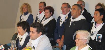 Miembros de Etxerat, durante la rueda de prensa en Vitoria.