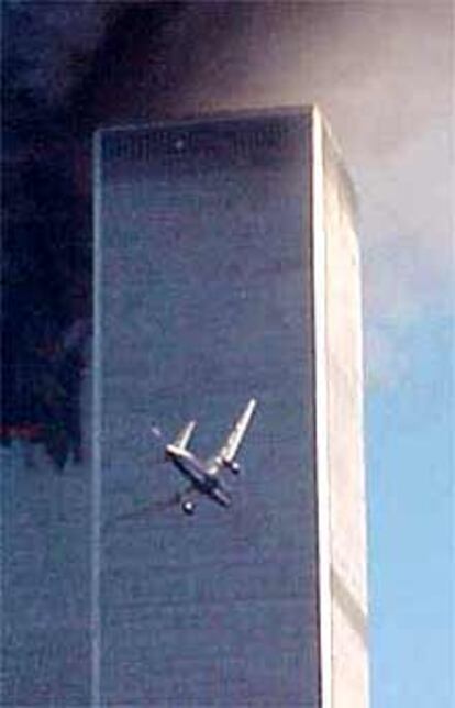 El segundo de los aviones se dirige hacia una de las Torres Gemelas de Nueva Yorck.