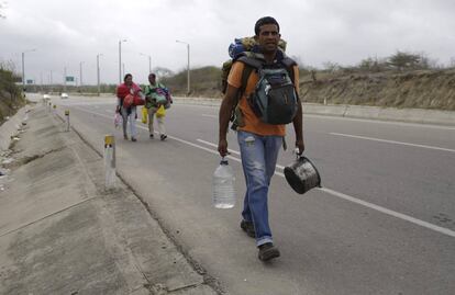 Un venezolano camina hacia Lima por la Panamericana este domingo.