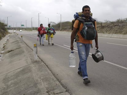 Un venezolano camina hacia Lima por la Panamericana este domingo.