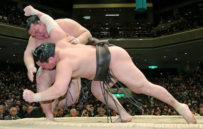 Kisenosato, a la izquierda en vertical, en el combate en el que derrotó a Hakuho de Mongolia, en Tokyo este lunes.